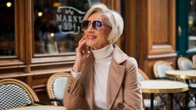 Sublimez votre coiffure à 60 ans : astuces pour un look frais et moderne