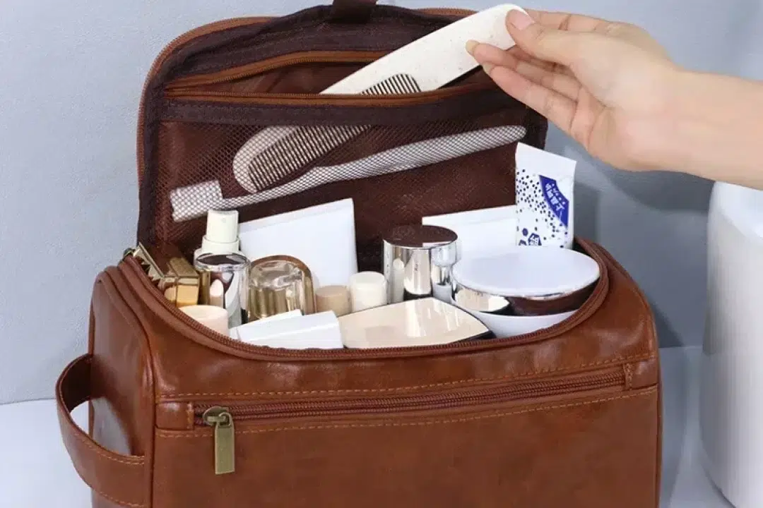 Quels produits de beauté choisir pour une trousse de toilette homme bien équipée ?